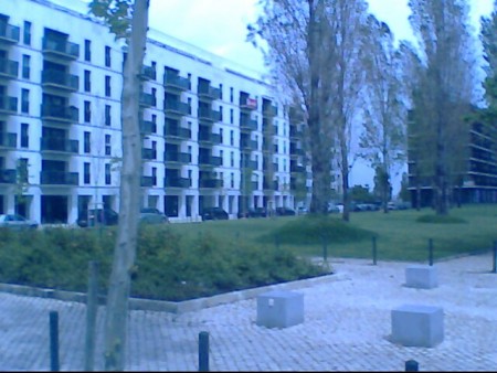 entrada para a rua cais das naus vindo da torre vasco da gama